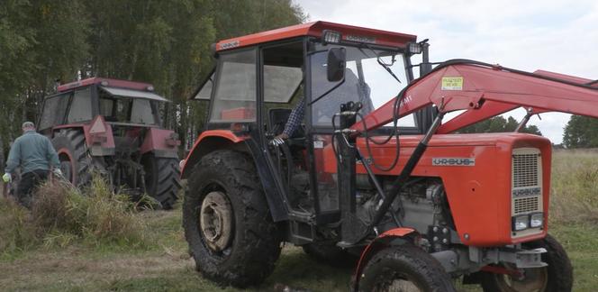 Rolnicy. Podlasie. Andrzej wyciąga traktor z błota
