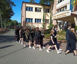 100 par zatańczyło poloneza na 100-lecie siedleckiego Ekonomika