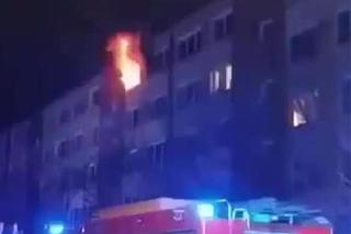 Pożar mieszkania w Kole. Strażacy walczyli z ogniem do późnej nocy