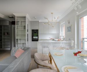 Styl glamour, który nie męczy oczu. Złoto, pudrowy róż i nowoczesna, biała kuchnia