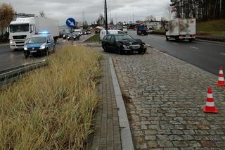 Wypadek na Towarowej w Olsztynie. Dwie osoby trafiły do szpitala po zderzeniu samochodów [FOTO]