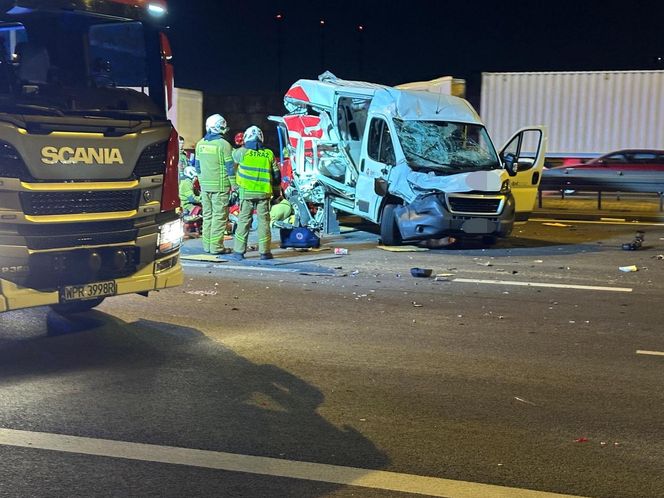 Wypadek na S2. Ciężarówka wjechała w samochód dostawczy kuriera