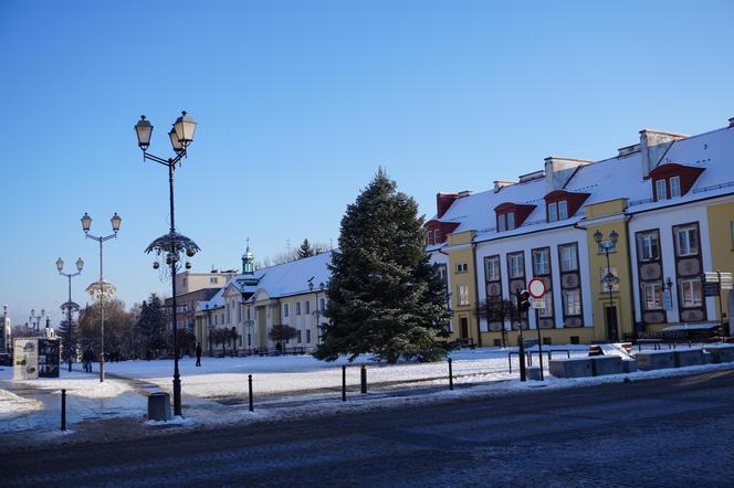 Choinka stanęła w centrum Białegostoku. 12-metrowa atrakcja gotowa na Boże Narodzenie