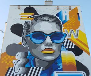 Nowy mural z kobiecą postacią na ścianie bloku przy ulicy Kaszubskiej 2 w Siedlcach. Zobacz zdjęcia!