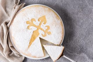 Odkryłam hiszpański przepis na znakomite ciasto. Tarta de Santiago smakuje obłędnie 
