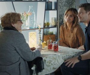 M jak miłość odc. 1871. Kama (Michalina Sosna), klientka agencji (Małgorzata Matuszewska-Knothe), Marcin (Mikołaj Roznerski)