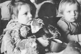 Maluchy podczas posiłku (1948 r.)