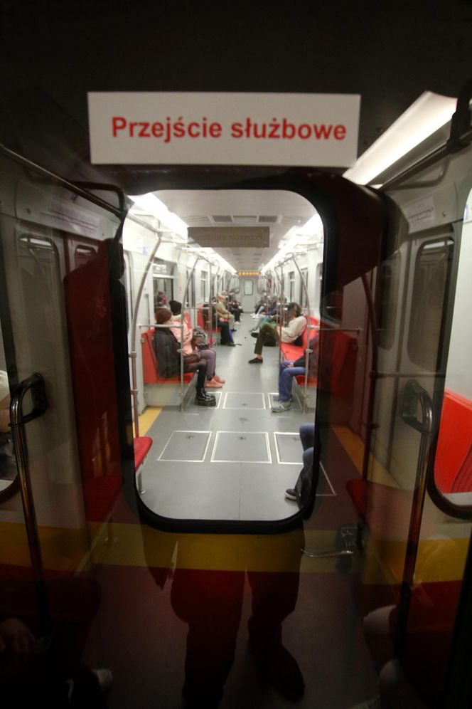 Rosyjski pociąg wozi warszawiaków. Maszyna byłą prezentem od Związku Radzieckiego. „Zrobiła prawie 2,5 mln kilometrów”