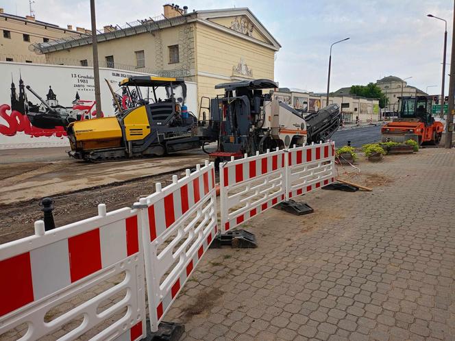 Na ul. Armii Krajowej powstaje już nowa nawierzchnia. Jej skrzyżowanie z ulicami Wojskową i Piłsudskiego zostanie zamknięte na kilka dni.