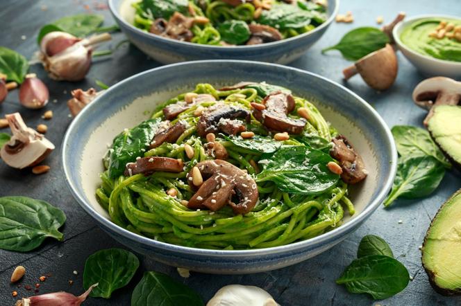 spaghetti z pieczarkami i sosem pesto