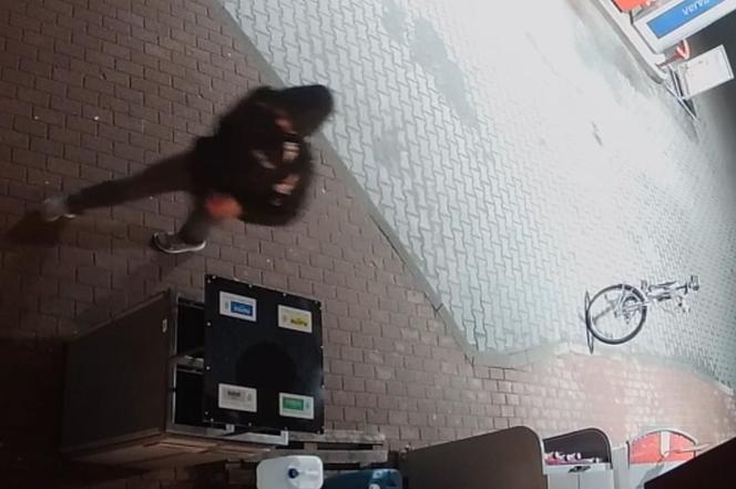 Włamanie do weterynarza koło Torunia. Rozpoznajesz sprawców? Szuka ich policja!