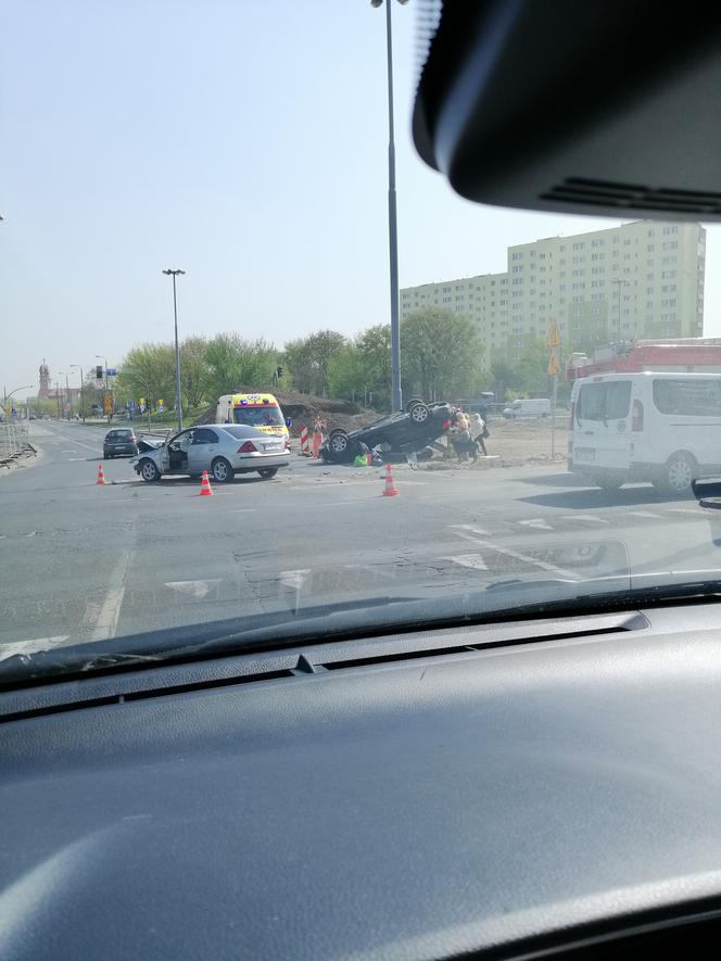 Groźny wypadek na rondzie Kujawskim w Bydgoszczy! Jedno z aut dachowało! [ZDJĘCIA]