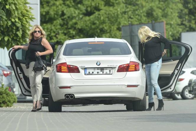Beata Kozidrak w białym BMW serii 5