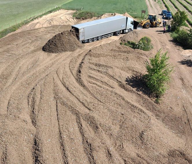 Nielegalne odpady na żwirowni w powiecie kolskim! Wielka akcja policji z Wielkopolski