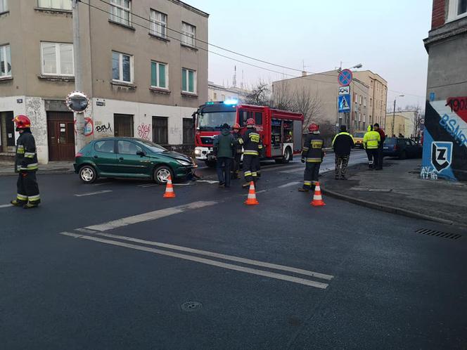 Groźne zderzenie na bydgoskim Szwederowie! Jedna osoba trafiła do szpitala! [ZDJĘCIA]