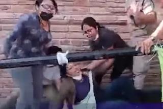 Protestujące feministki wtargnęły do kościoła. Uczestniczki mszy przegoniły je... biczami 