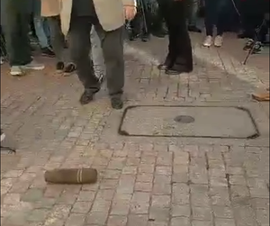 Wielka ewakuacja na Krakowskim Przedmieściu. Mężczyzna położył pocisk na trakcie