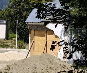 Stronie Śląskie niemal rok po powodzi. Jak wygląda dziś miejsce, gdzie pękła tama? 