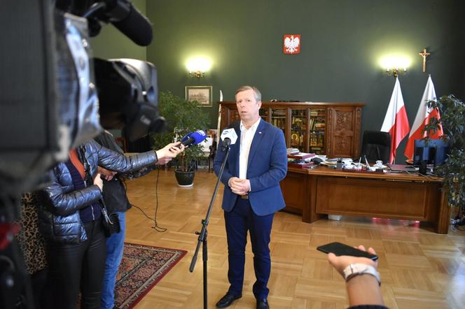 Straż pożarna pod szpitalami rozstawia specjalne namioty!