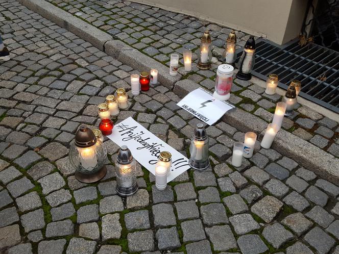 Znicze, minuta ciszy. #AniJednejWięcej w Lesznie