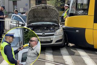 Warszawa. Mężczyzna wjechał pod rozpędzony tramwaj. Auto utknęło na torowisku