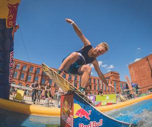 Red Bull Skim It w Manufakturze