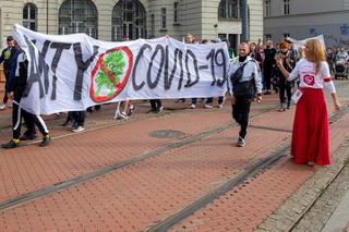 WOLNOŚCIOWCY PROTESTOWALI w Katowicach przeciwko obostrzeniom sanitarnym [ZDJĘCIA]