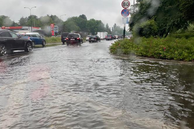 300 interwencji w 30 minut: Zalane budynki ministerstw [WIDEO, ZDJĘCIA,RELACJA]