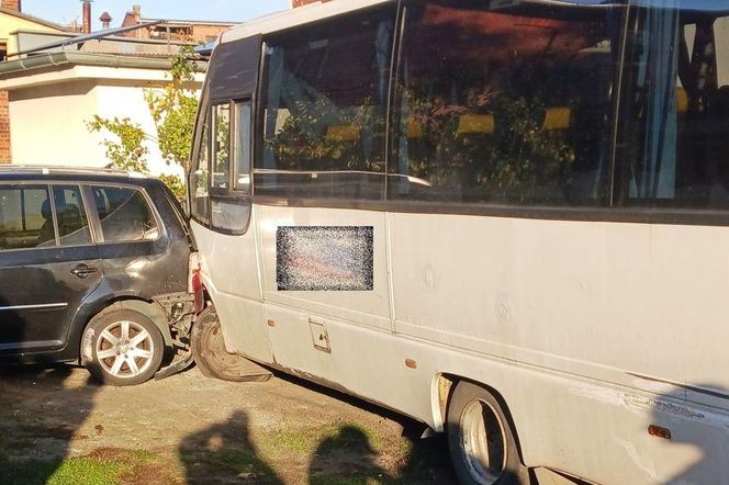 Policja prosi o nagrania autobusu szkolnego, który w środę w Górze wjechał w budynek