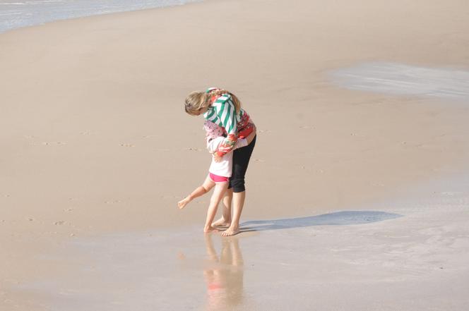 Anna Guzik z rodziną na plaży