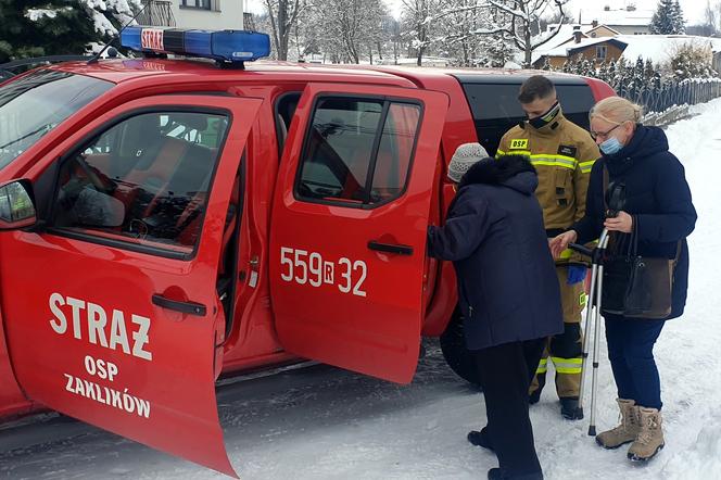 Strażacy z Podkarpacia pomagają seniorom w dotarciu do szczepień