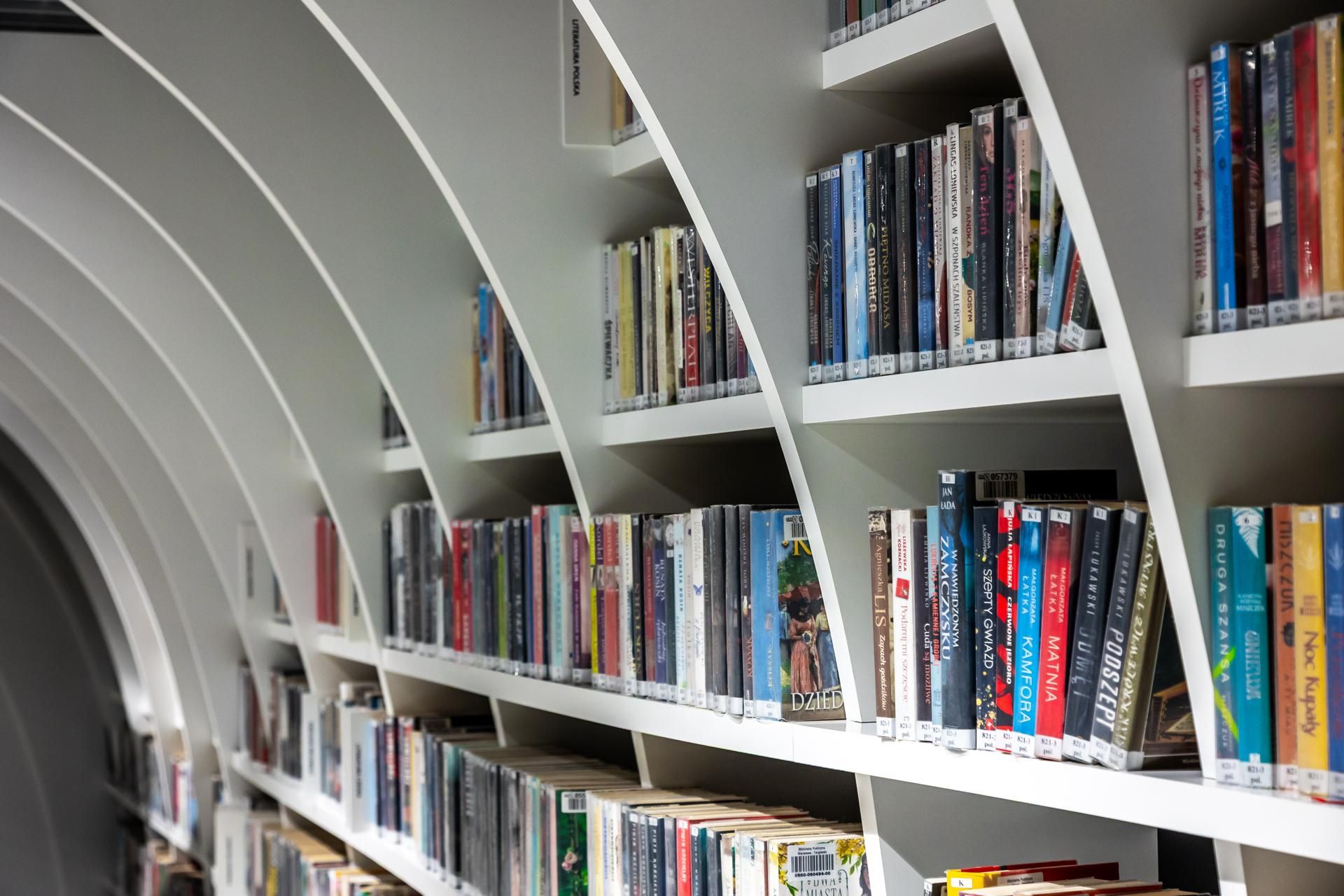 Metroteka – biblioteka na stacji metra M2 Kondratowicza w Warszawie