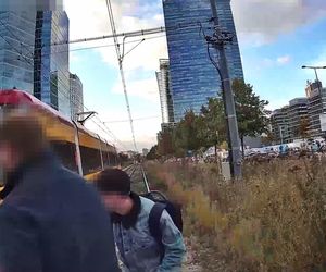 Wstrząsające nagranie w tramwaju. Rowerzysta przejechał na czerwonym świetle przez pasy