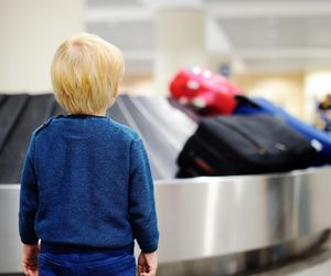 Dwulatek zaginął na lotnisku po wejściu na taśmę bagażową. Oto gdzie odnalazły go służby