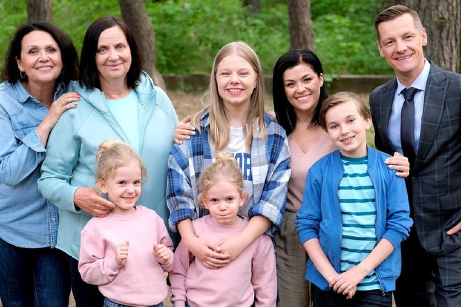 M jak miłość. Marysia (Małgorzata Pieńkowska), Krysia Filarska (Hanna Mikuć), Lenka (Olga Cybińska), Misiek (Aleksander Bożyk), Kinga (Katarzyna Cichopek), Piotrek (Marcin Mroczek), bliźniaczki Emilka i Zuzia