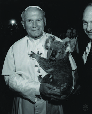 Jan Paweł II z misiem Koala