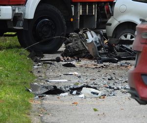 Śmierć na drodze pod Pułtuskiem. Zderzyli się czołowo, jeden z kierowców wypadł z auta