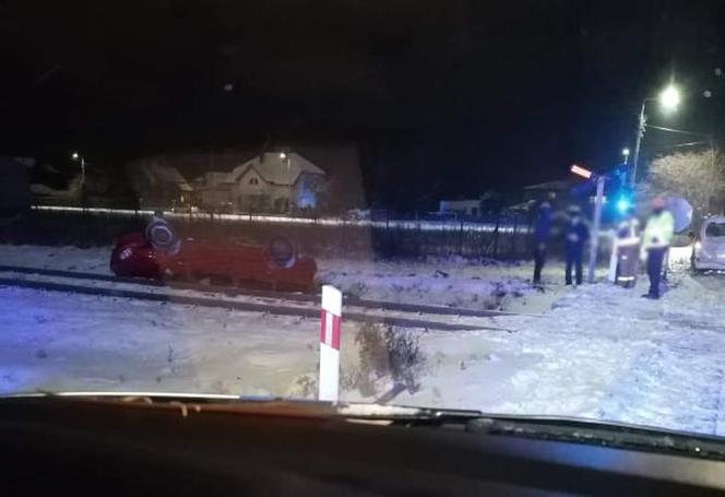 Płońsk. POTĘŻNE zderzenie volkswagena z szynobusem! Auto wylądowało na dachu [ZDJĘCIA]