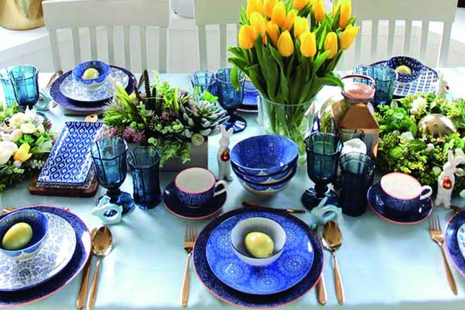 Wielkanocny stół pięknie nakryty - morze niebieskości