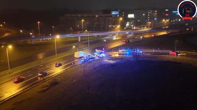 Matka nie żyje, w aucie dzieci. Śmiertelne dachowanie w Warszawie