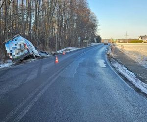 Dwa samochody wypadły z drogi koło Wojnowic niedaleko Leszna