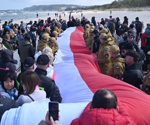 Najdłuższa flaga narodowa w Polsce mierzy ponad 2 km 700 metrów. To nowy rekord Polski!