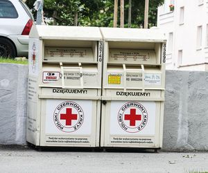 Kontenery PCK znikają z ulic Warszawy. Organizacja wydała oświadczenie 