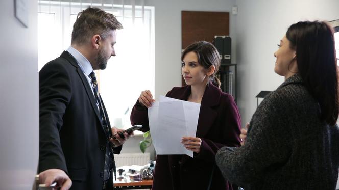 M jak miłość, odc. 1514. Aneta (Ilona Janyst), Iza (Adriana Kalska), prokurator (Grzegorz Woś)