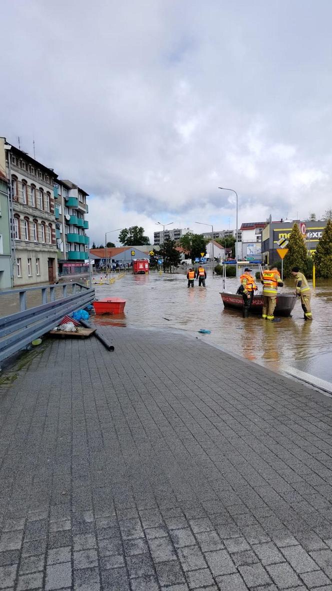 Powódź w województwie opolskim. Tak wyglądają działania strażaków [ZDJĘCIA].