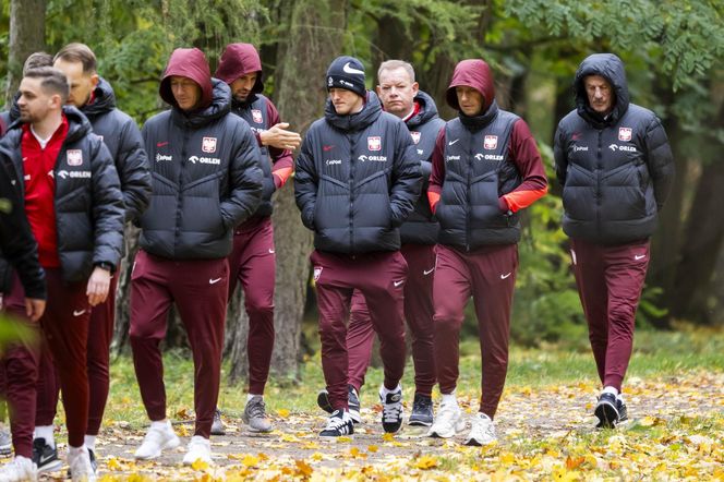 Reprezentacja zmokła na spacerze. Lewandowski się krył przed deszczem
