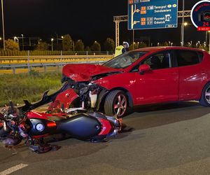 Czołowe zderzenie motocyklisty i osobówki. Ranny mężczyzna w szpitalu
