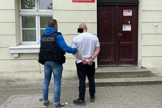 Policjanci rozbili dziuplę pod Bydgoszczą. Przestępca sam pokazał, gdzie jest druga [GALERIA]