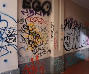 W niektórych miejscach Chmielnej - mimo remontu - nadal straszą jednak graffiti