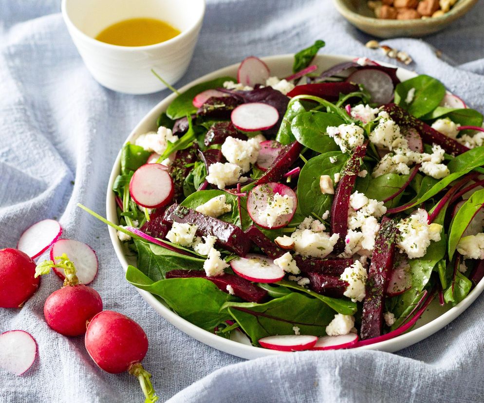 Wspomaga trawienie i odporność. Ta prosta sałatka to śniadanie idealne